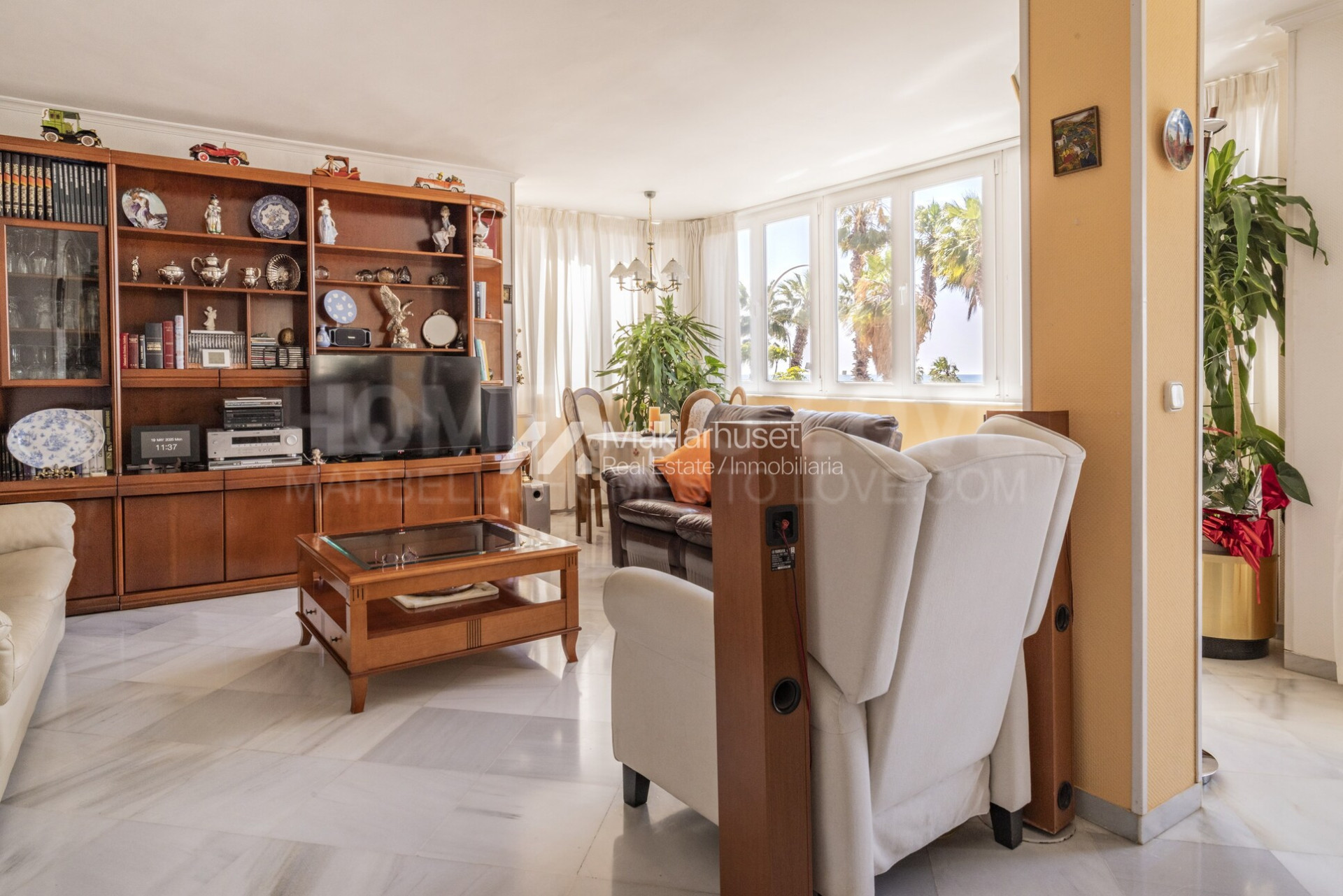 Located in one of the most sought after areas of Malaga, this spectacular house is located in the emblematic Paseo Marítimo Pablo Ruiz Picasso, 50 metres from the beach, offering unmatched views of the Mediterranean Sea.