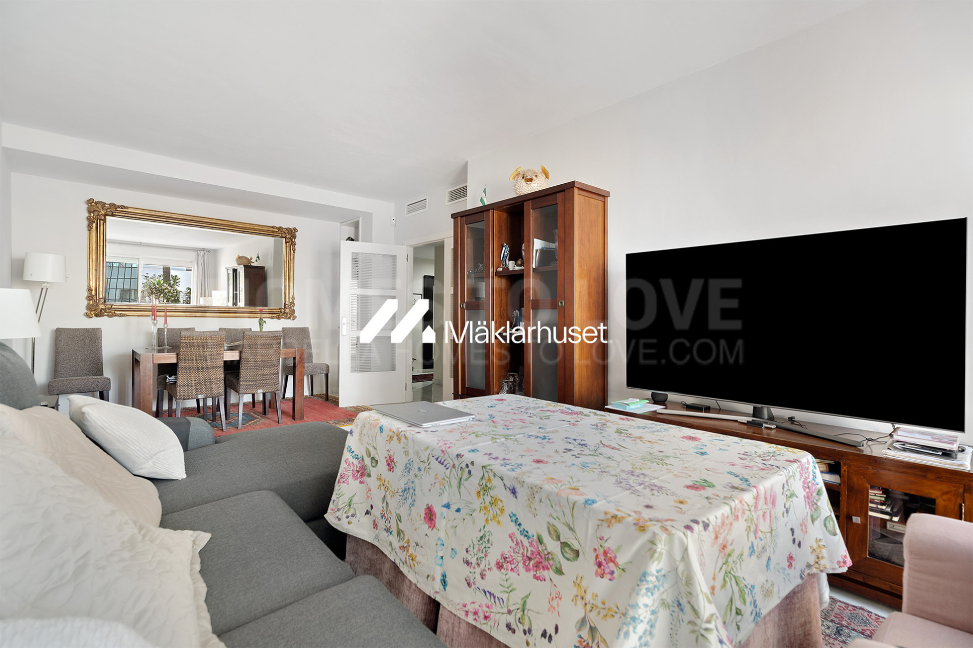 Spectacular three bedroom apartment, ideal to enjoy the life on the beach and the comfort of a quiet environment. This property has two bathrooms, a large terrace of 48 m2, and two parking spaces.