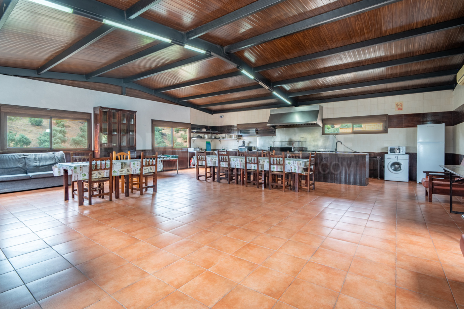 Discover this magnificent property located in a privileged setting, surrounded by nature, peace, and absolute privacy, just a few minutes from Santa Rosalía - Maqueda.