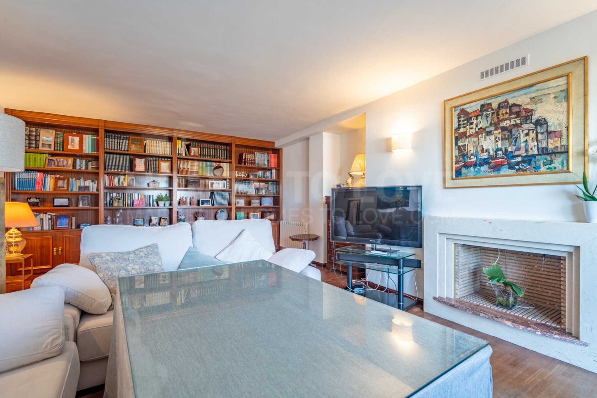 We present you this magnificent 353 m2 townhouse built, located in one of the most demanded residential areas of Parque Clavero, within a enclosed enclosure with gardens and communal pool, perfect to enjoy a tranquil environment