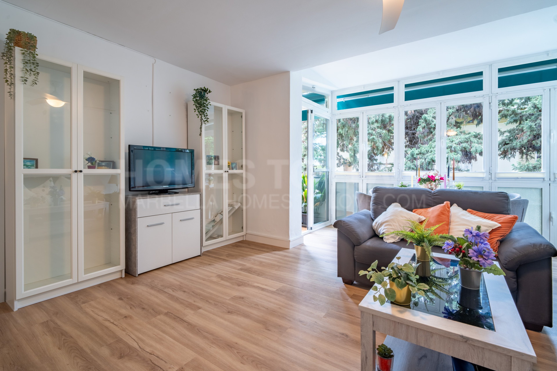 Spacious and bright 4-bedroom home on Paseo Miramar, El Limonar, with private parking and a lift