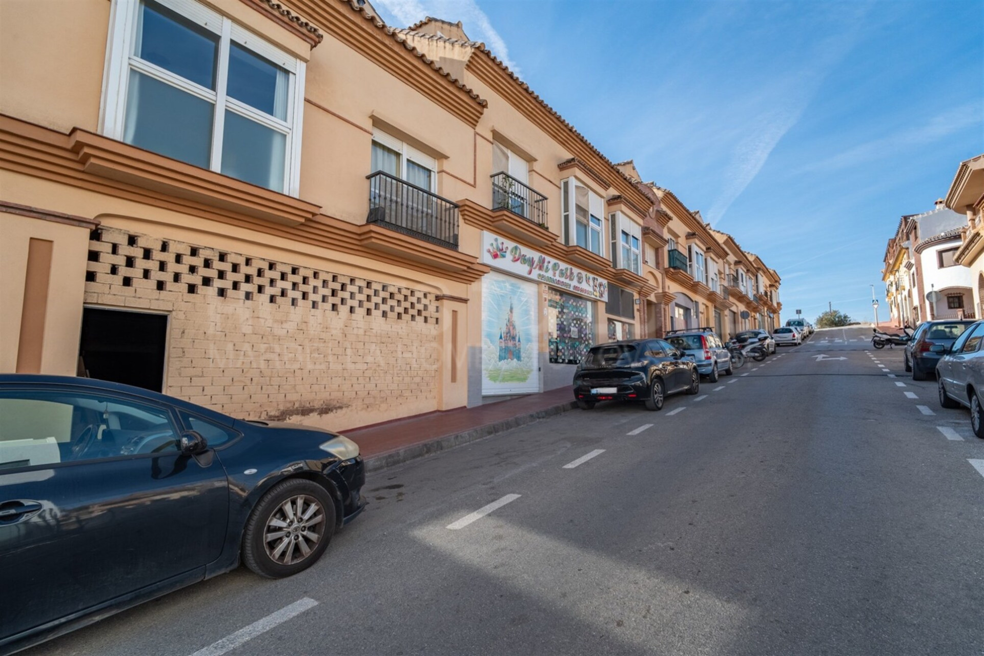 Commercial premises in Estación de Cártama with an area of 228 m2. The space is totally diaphanous and is rough, allowing it to be adapted and tailored according to the needs of any kind of business.