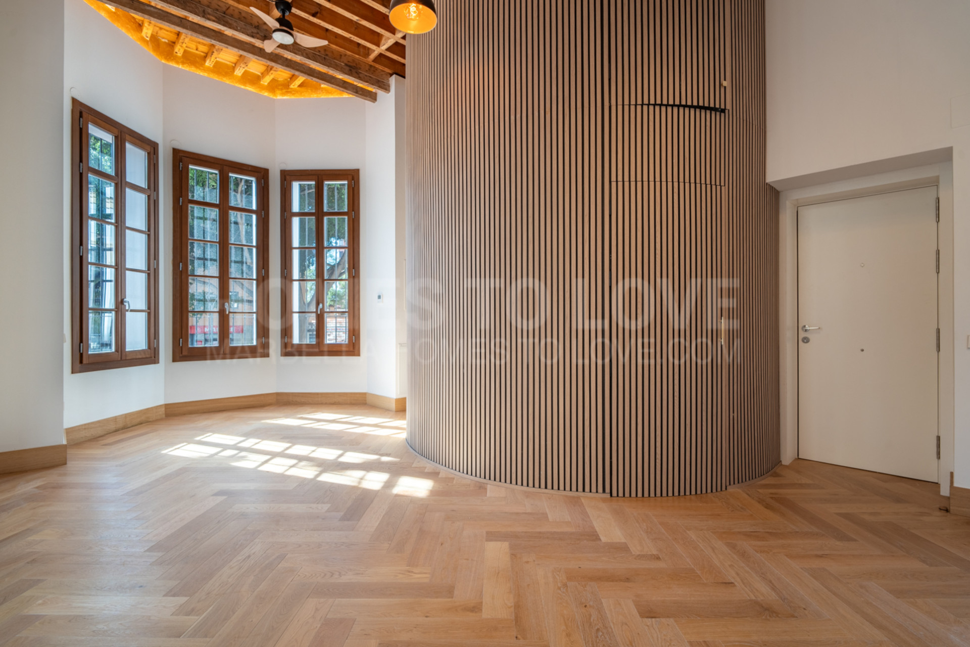 Presentamos un exclusivo apartamento de dos dormitorios y dos baños situado en una de las promociones más distinguidas de Málaga.