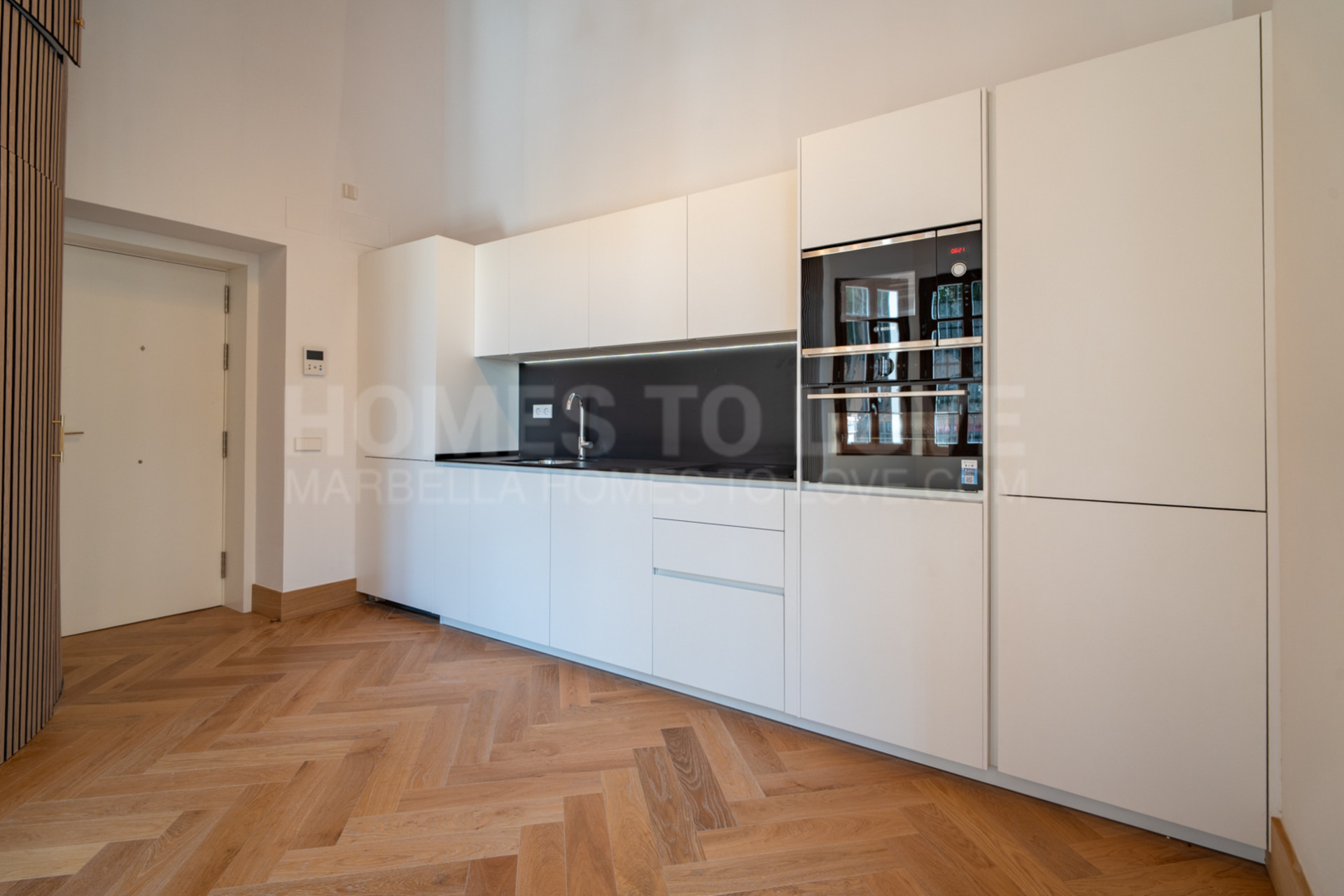 Presentamos un exclusivo apartamento de dos dormitorios y dos baños situado en una de las promociones más distinguidas de Málaga.