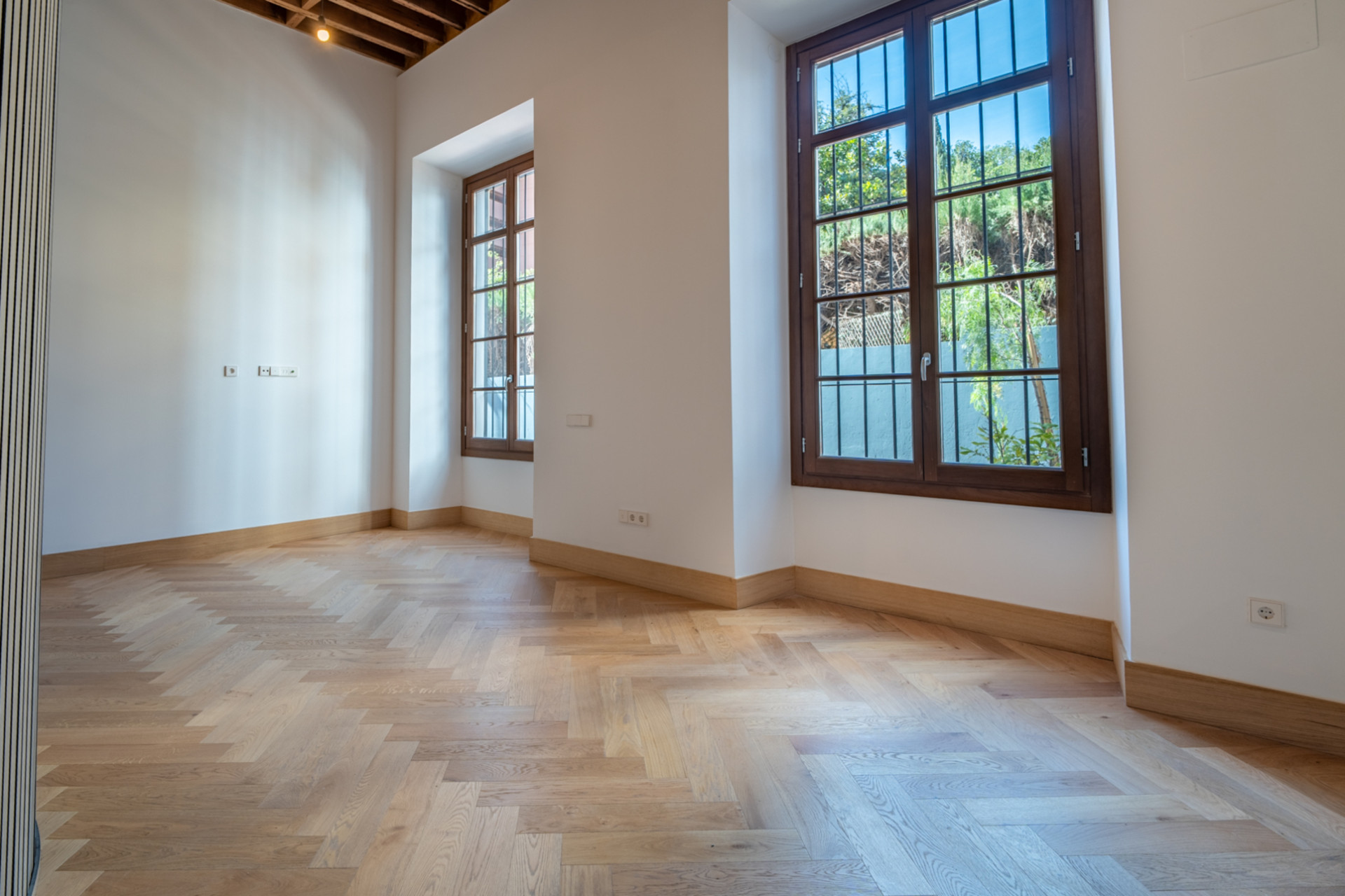We present an exclusive studio apartment with a full bathroom, located in one of the most distinguished promotions in Malaga.