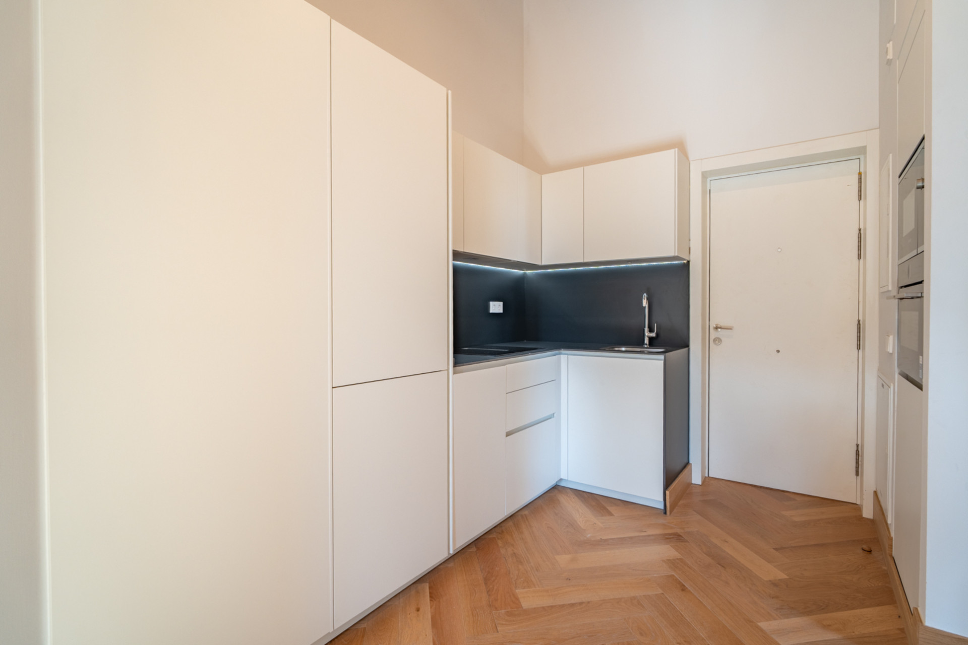 We present an exclusive studio with full bathroom, located in one of the most prestigious promotions in Malaga.