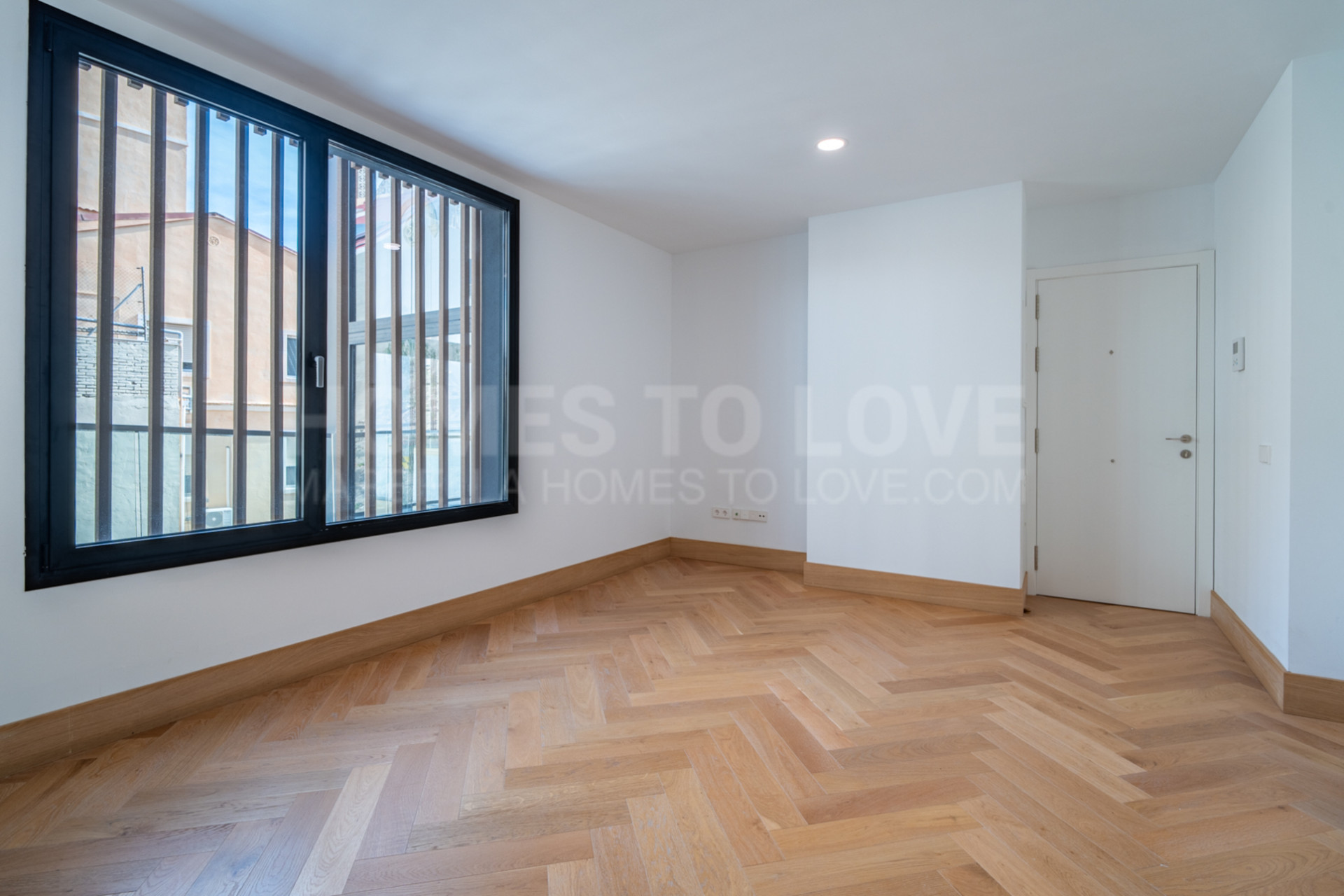 Presentamos un exclusivo apartamento de dos dormitorios y dos baños situado en una de las promociones más distinguidas de Málaga.