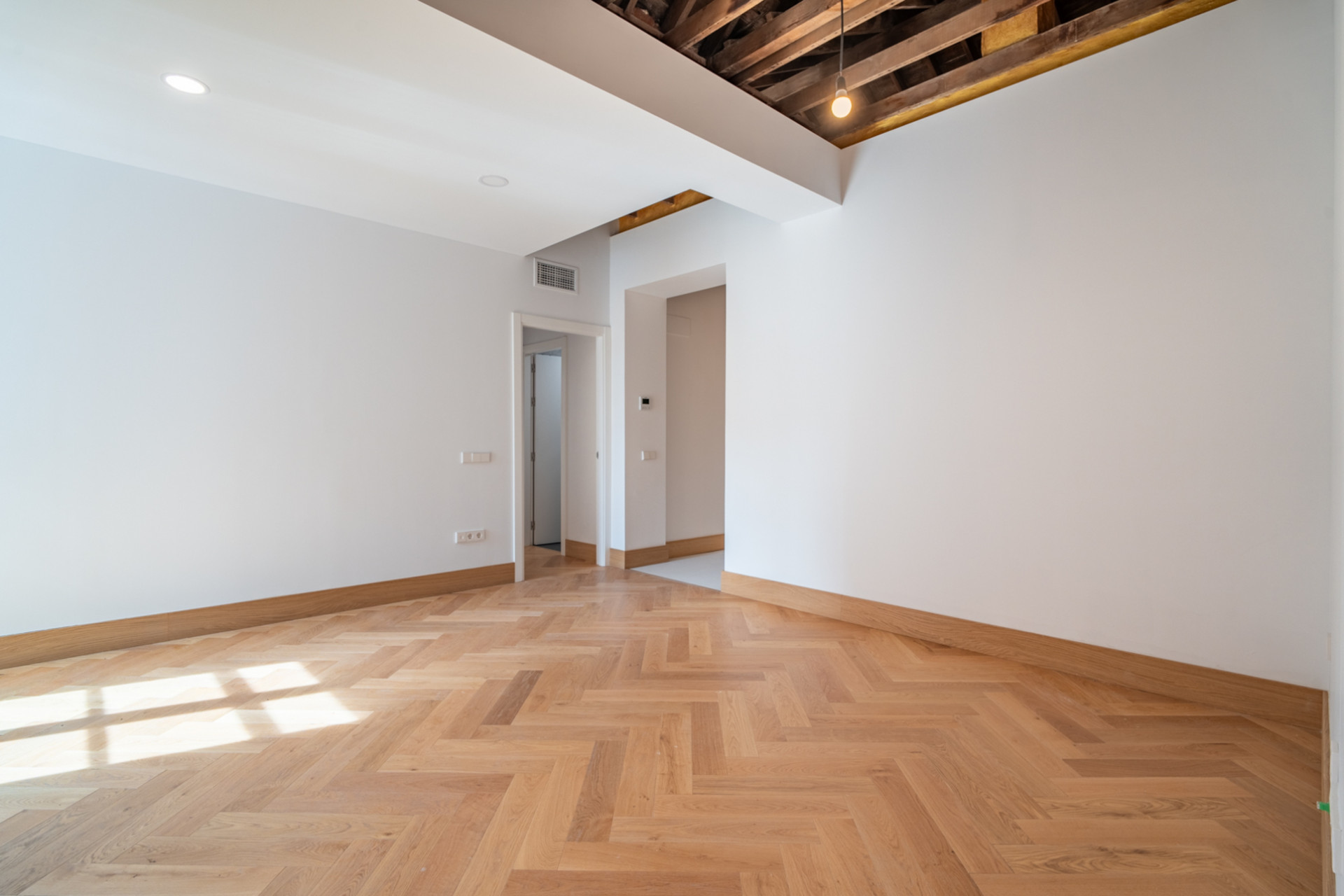 We present an exclusive two bedroom and two bathroom apartment located in one of the most distinguished promotions in Malaga.