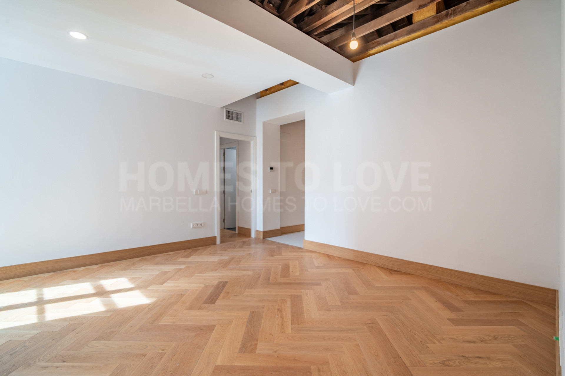 Presentamos un exclusivo apartamento de dos dormitorios y dos baños situado en una de las promociones más distinguidas de Málaga.