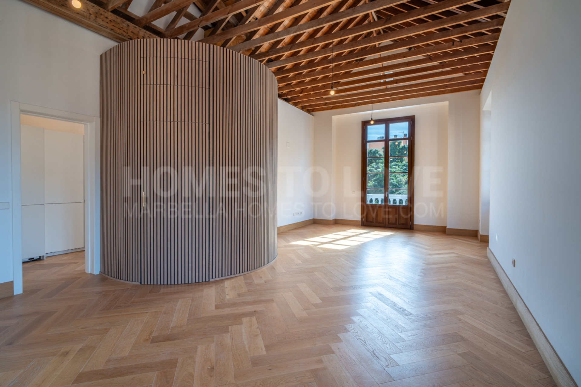 Presentamos un exclusivo apartamento de dos dormitorios, un baño y un aseo, situado en una de las promociones más distinguidas de Málaga.