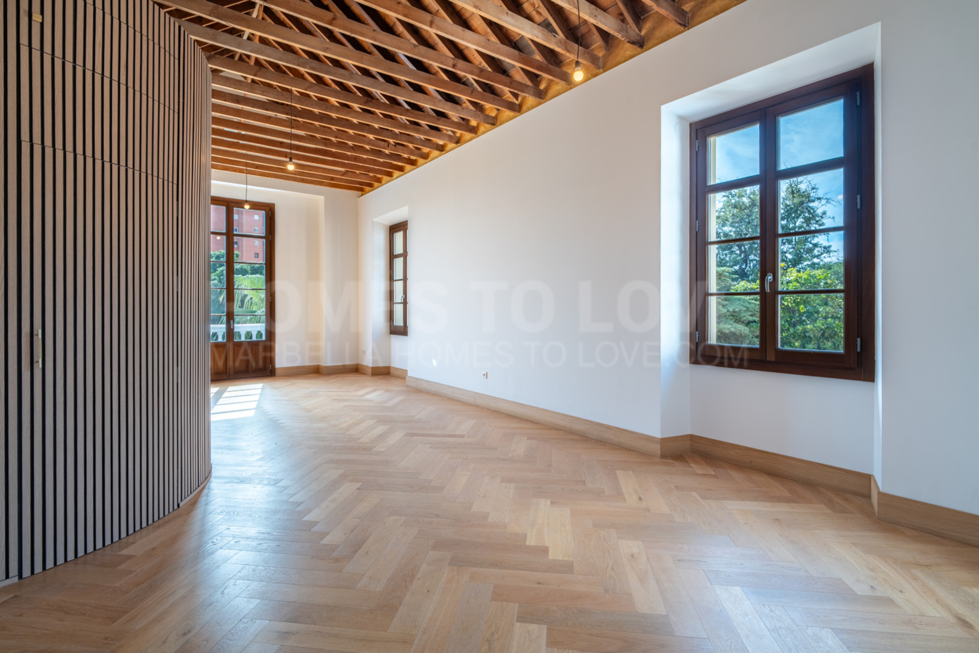 Presentamos un exclusivo apartamento de dos dormitorios, un baño y un aseo, situado en una de las promociones más distinguidas de Málaga.