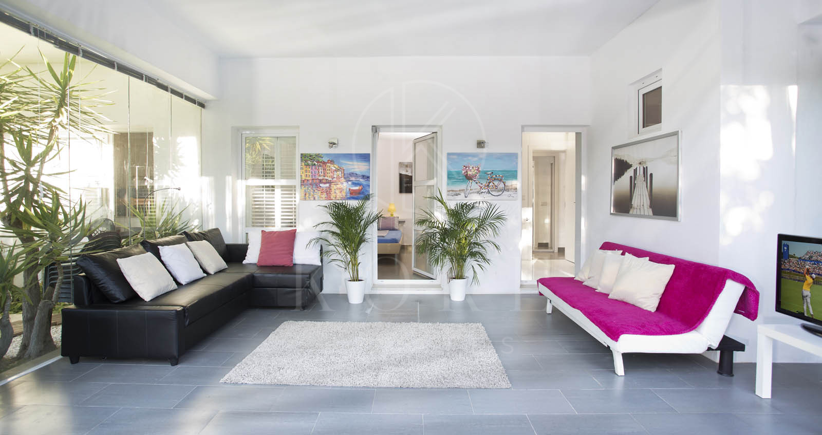 Enclavada en un exuberante entorno verde y a un corto paseo de los servicios de Elviria, esta villa única es una oportunidad ideal tanto para vivir como para hacer negocios.