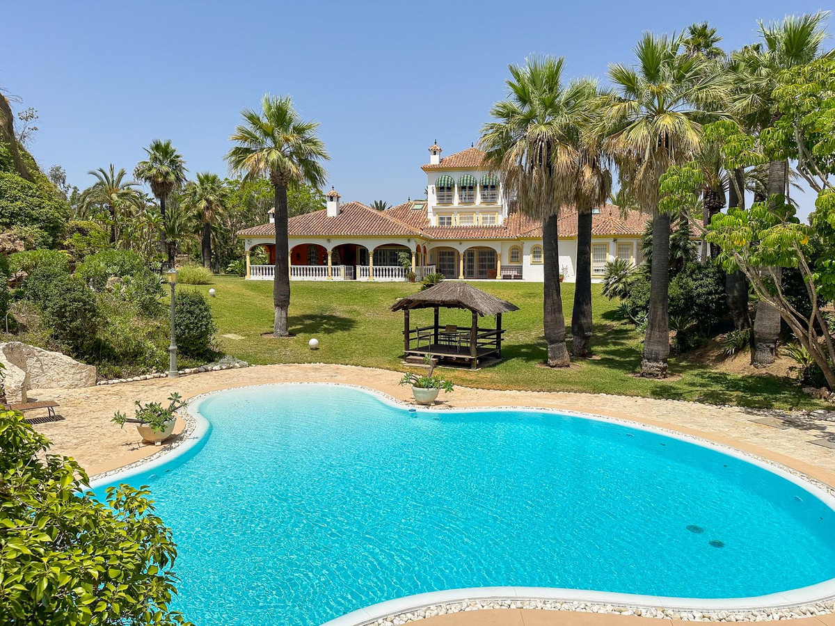 Villa in Mijas Costa - Image 2