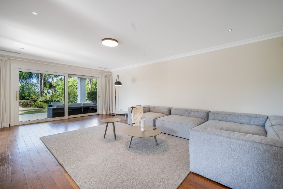 Villa in Nueva Andalucia - Image 3