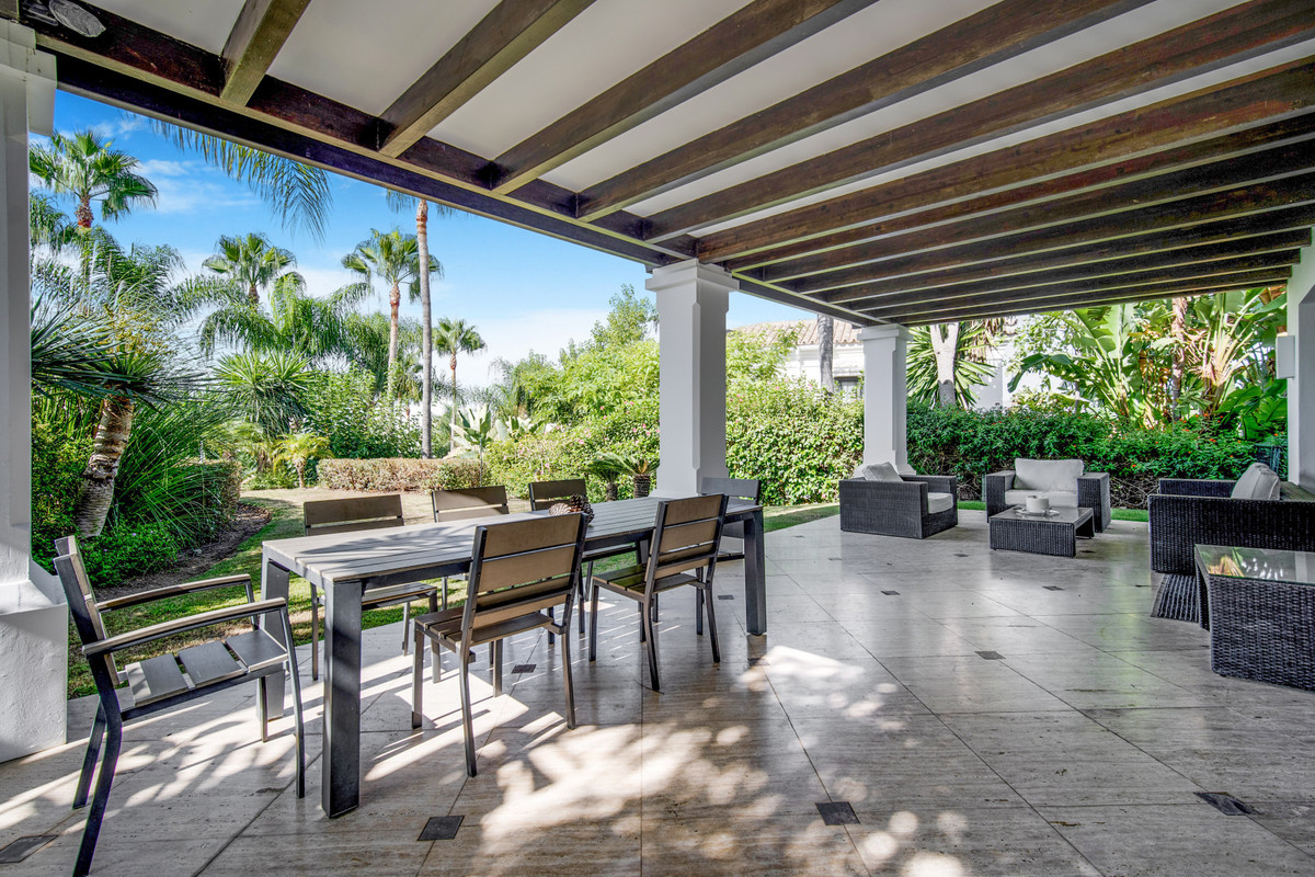 Villa in Nueva Andalucia - view 1