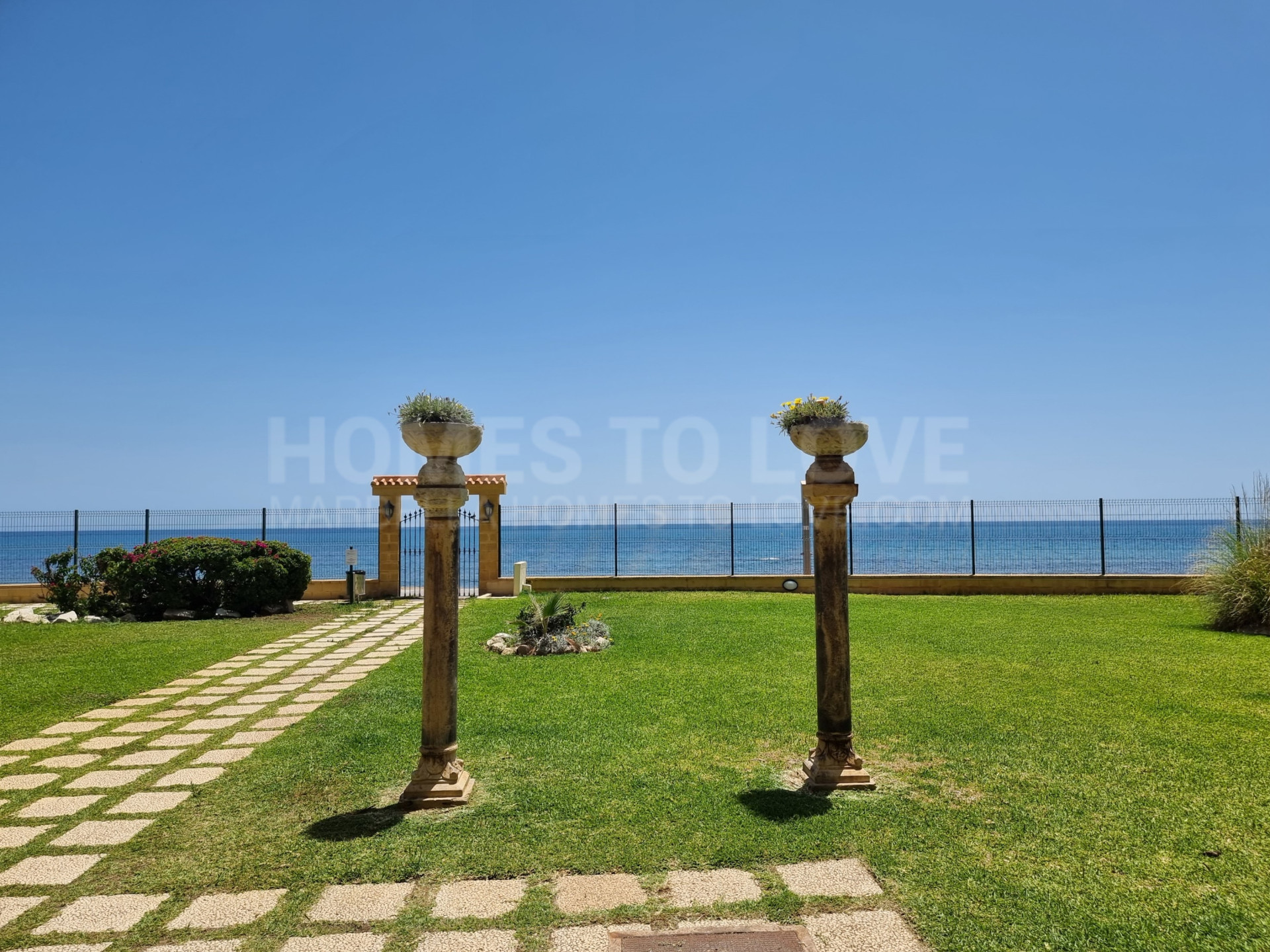 Apartamento frente al mar con impresionantes vistas al mar y un potencial de inversión excepcional