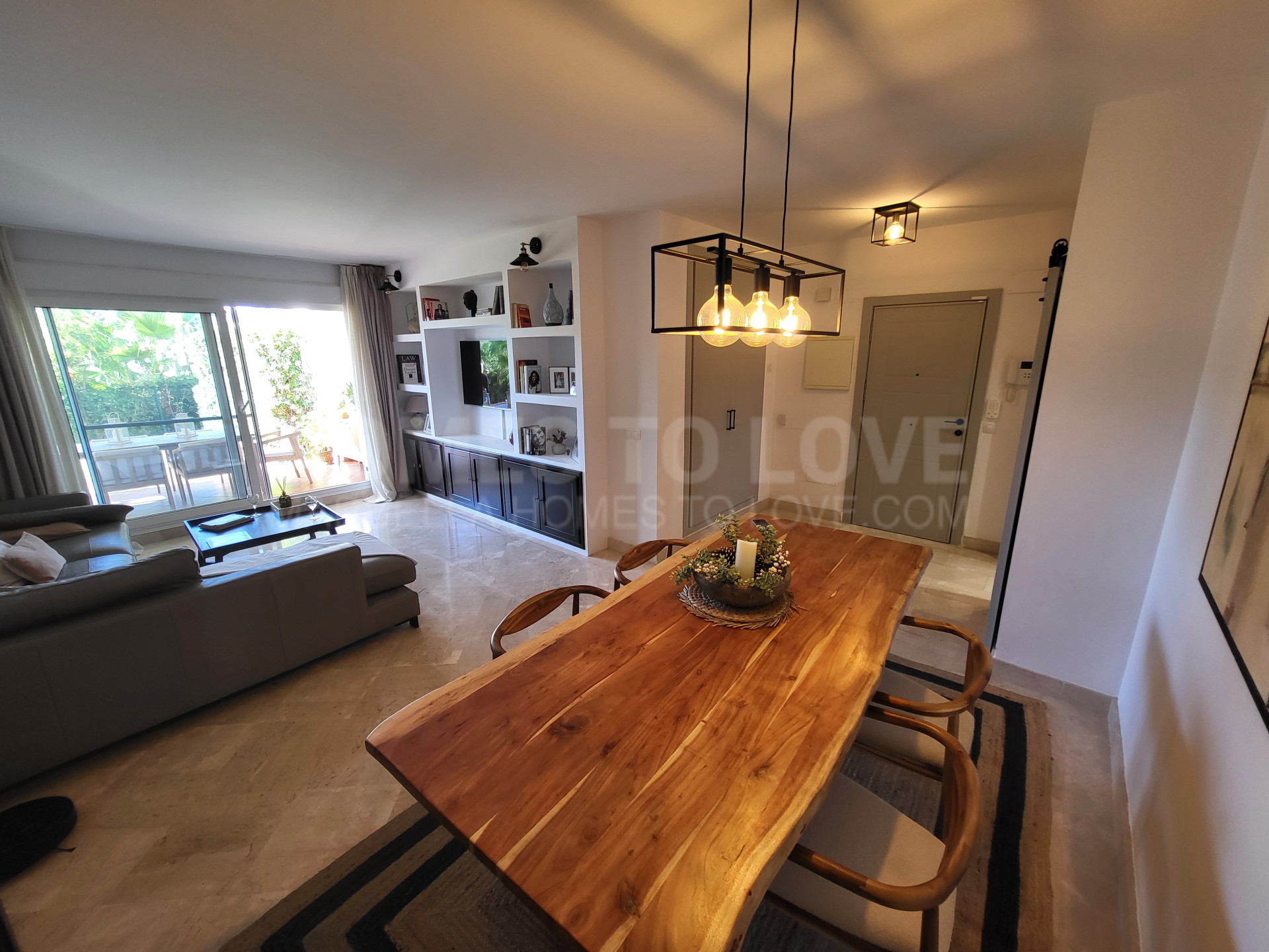 Lumineux appartement d'angle de 3 chambres et 2 salles de bains avec jardin et terrasse à Mijas Costa. Suite parentale, cuisine entièrement équipée, parking, piscine, golf, à proximité de la plage, de Fuengirola et de l'aéroport de Malaga.