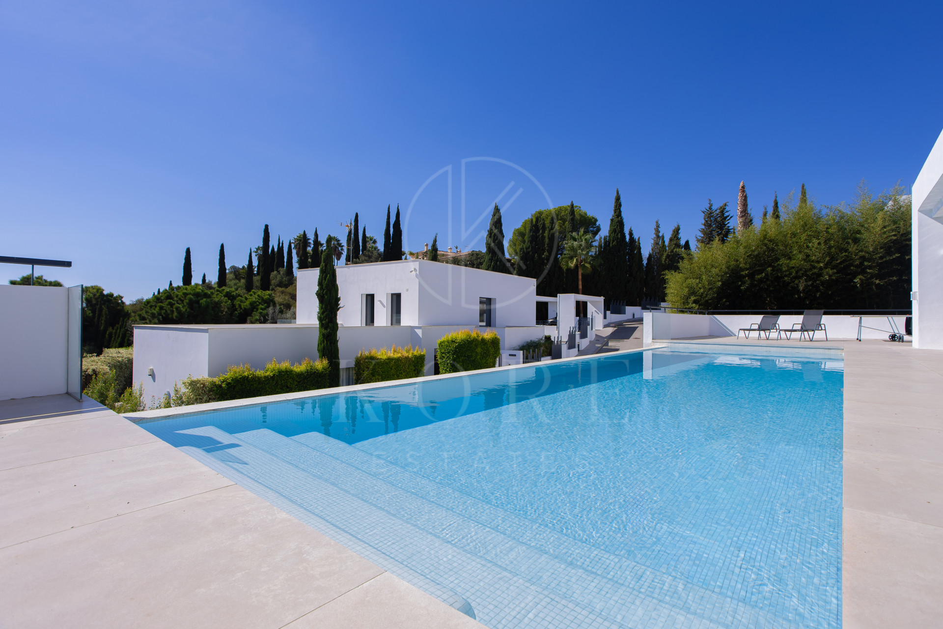 Impresionante y moderna villa de 6 dormitorios disponible para alquiler a largo plazo a partir de ahora.