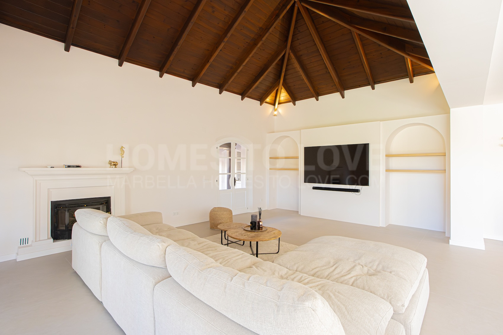Stunning Newly Renovated 4-Bedroom Villa in El Paraiso