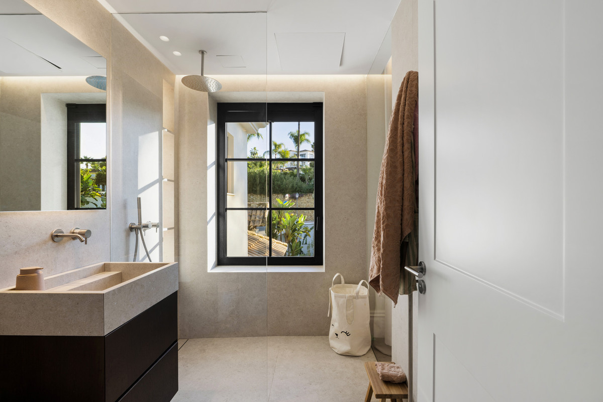 6 BEDROOM VILLA NUEVA ANDALUCÍA, MÁLAGA