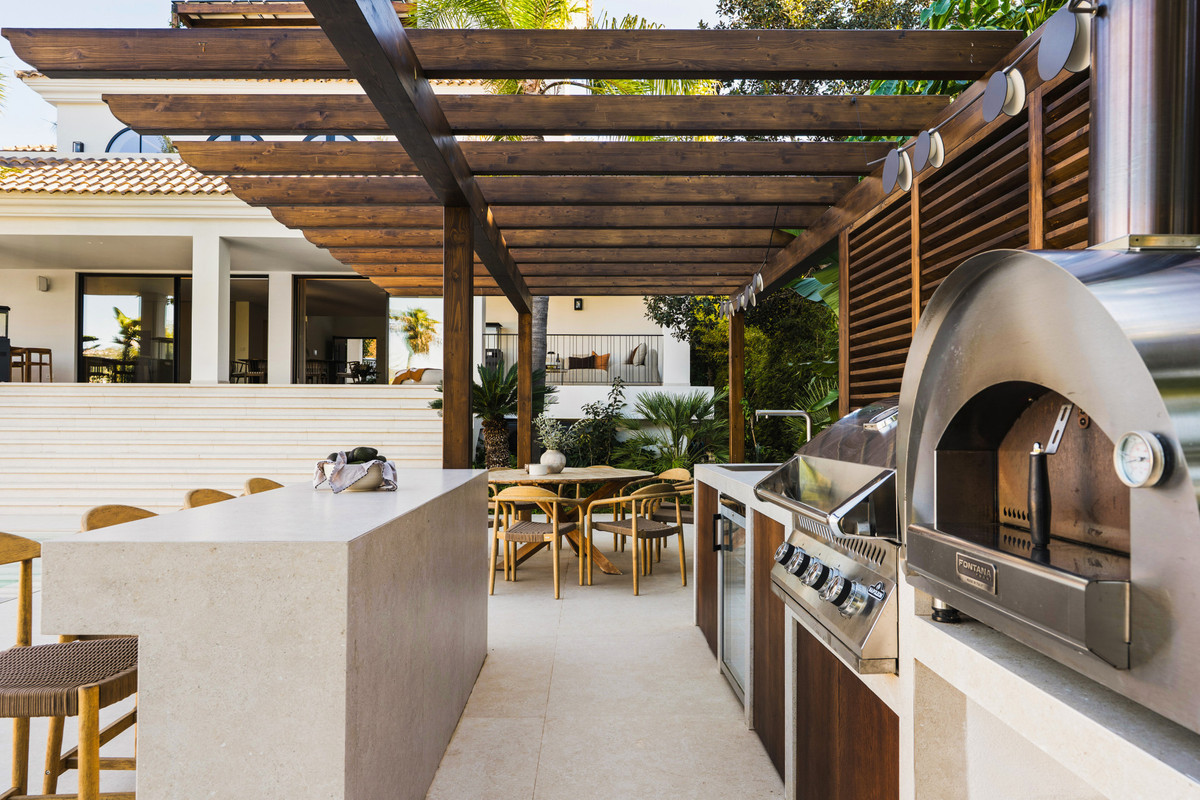 6 BEDROOM VILLA NUEVA ANDALUCÍA, MÁLAGA