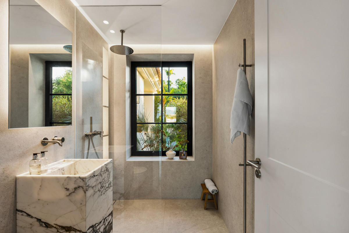 6 BEDROOM VILLA NUEVA ANDALUCÍA, MÁLAGA