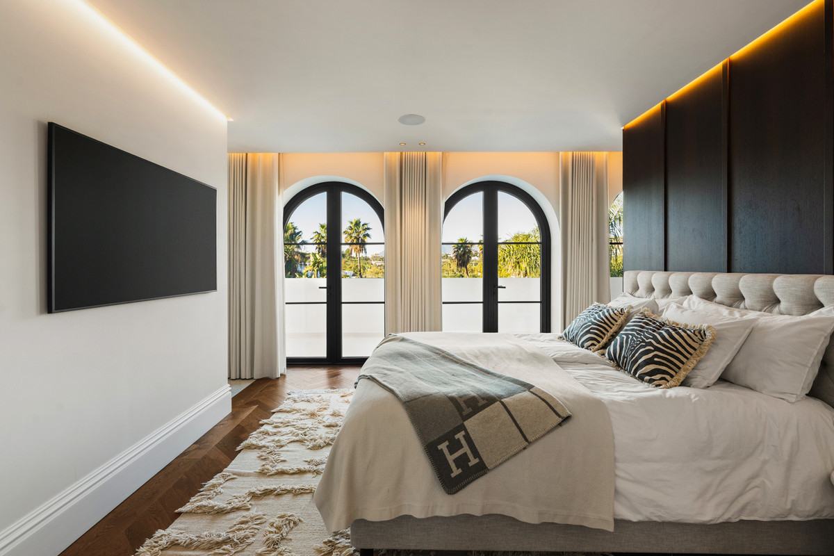 6 BEDROOM VILLA NUEVA ANDALUCÍA, MÁLAGA