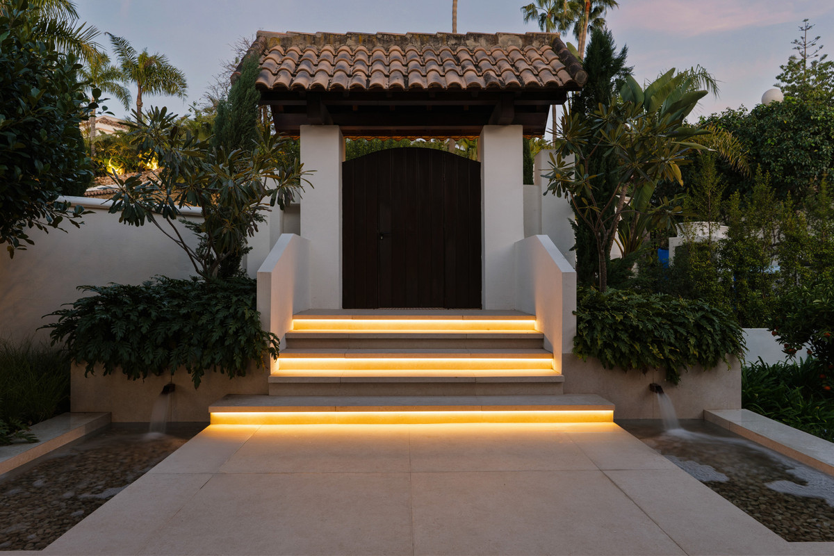6 BEDROOM VILLA NUEVA ANDALUCÍA, MÁLAGA