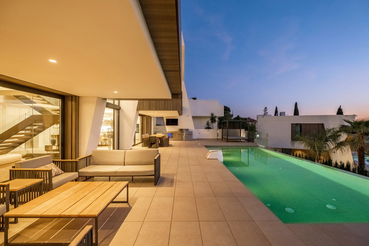 6 BEDROOM VILLA EL PARAISO, MÁLAGA