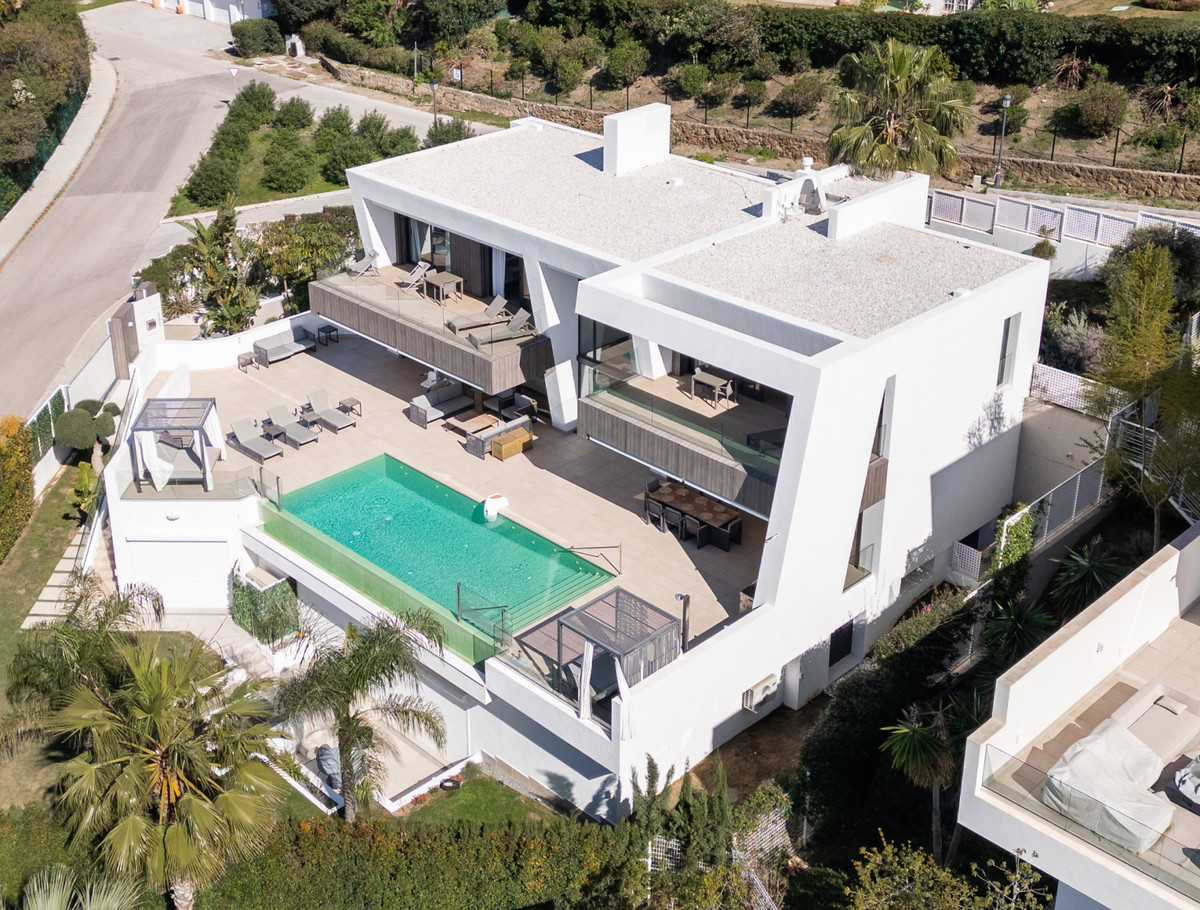 6 BEDROOM VILLA EL PARAISO, MÁLAGA