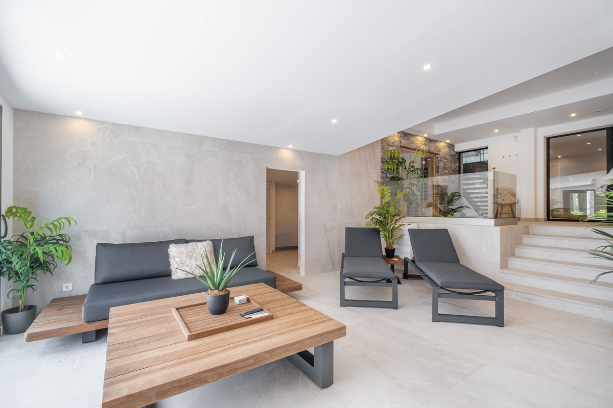 6 BEDROOM VILLA EL PARAISO, MÁLAGA