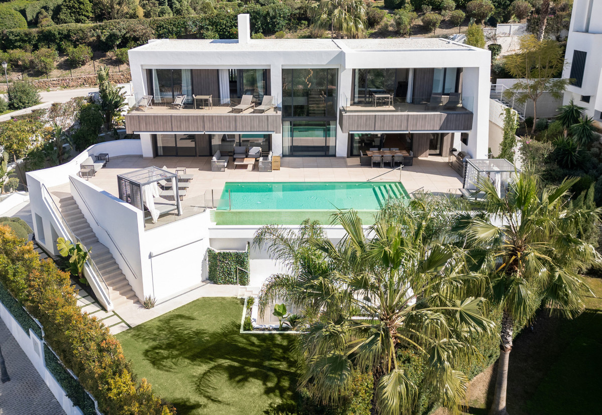 6 BEDROOM VILLA EL PARAISO, MÁLAGA