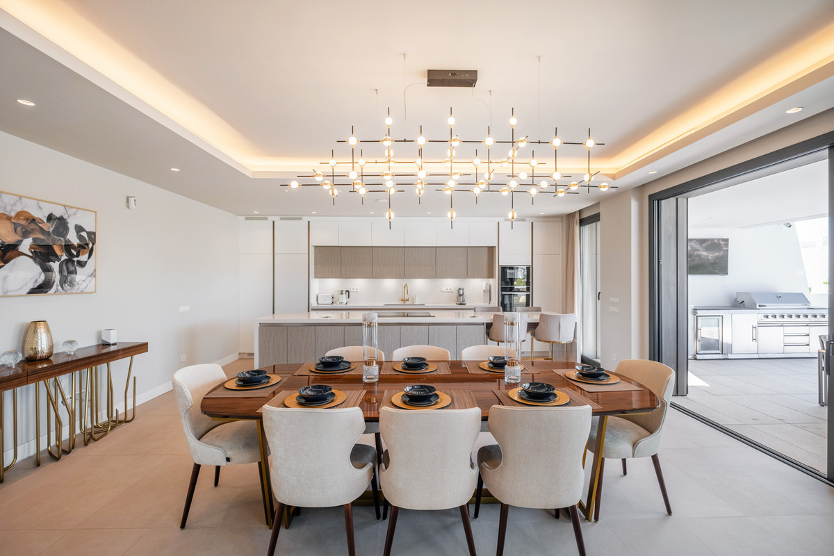 6 BEDROOM VILLA EL PARAISO, MÁLAGA