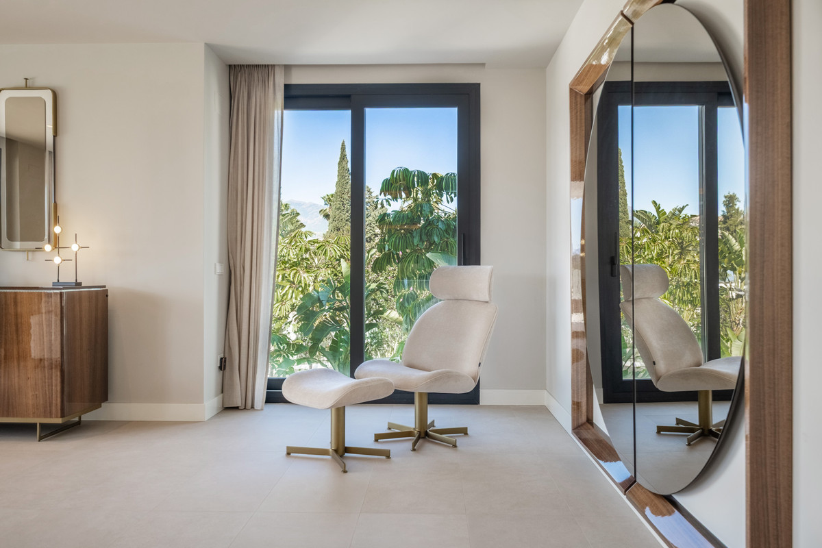 6 BEDROOM VILLA EL PARAISO, MÁLAGA