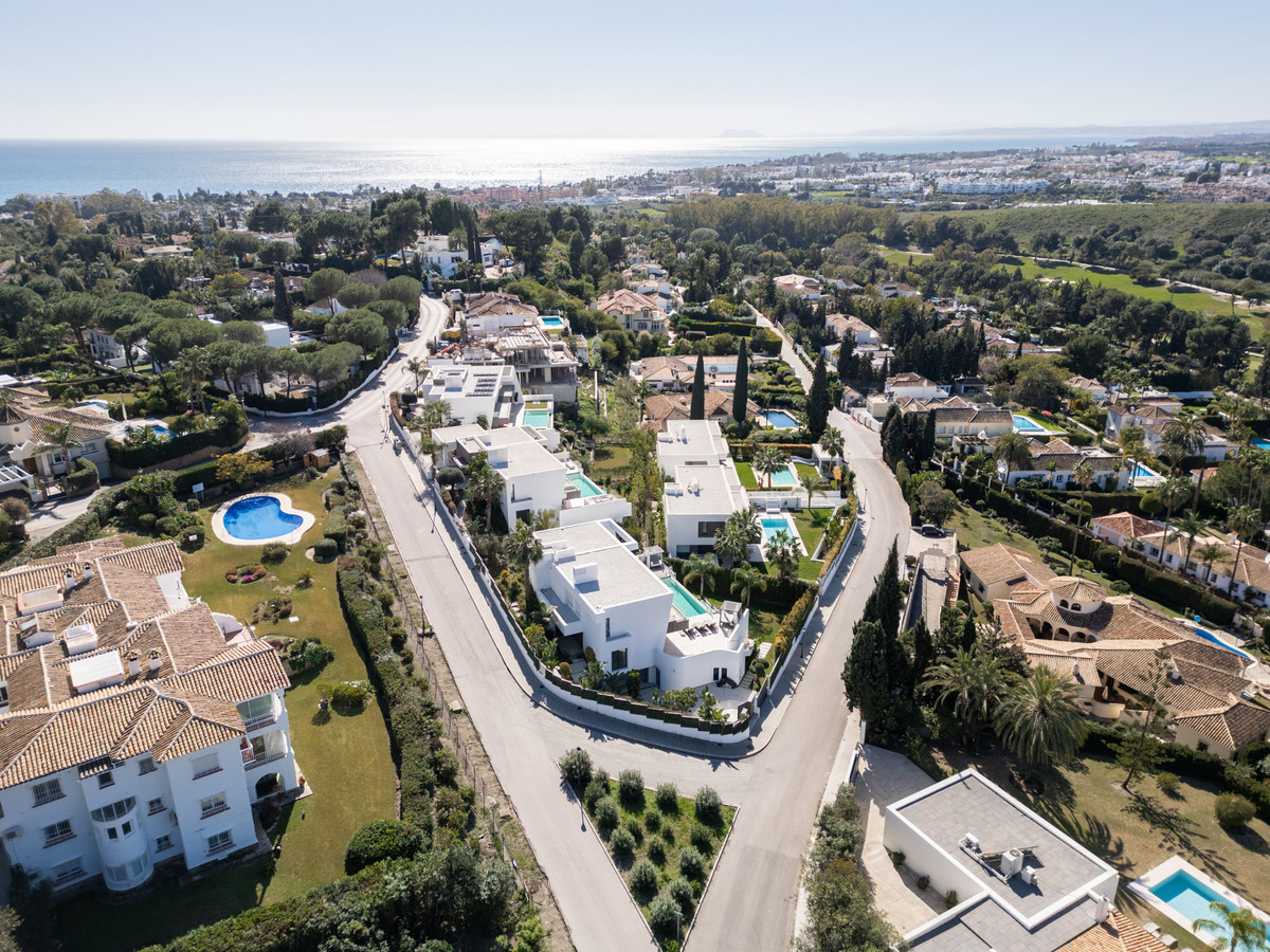 6 BEDROOM VILLA EL PARAISO, MÁLAGA