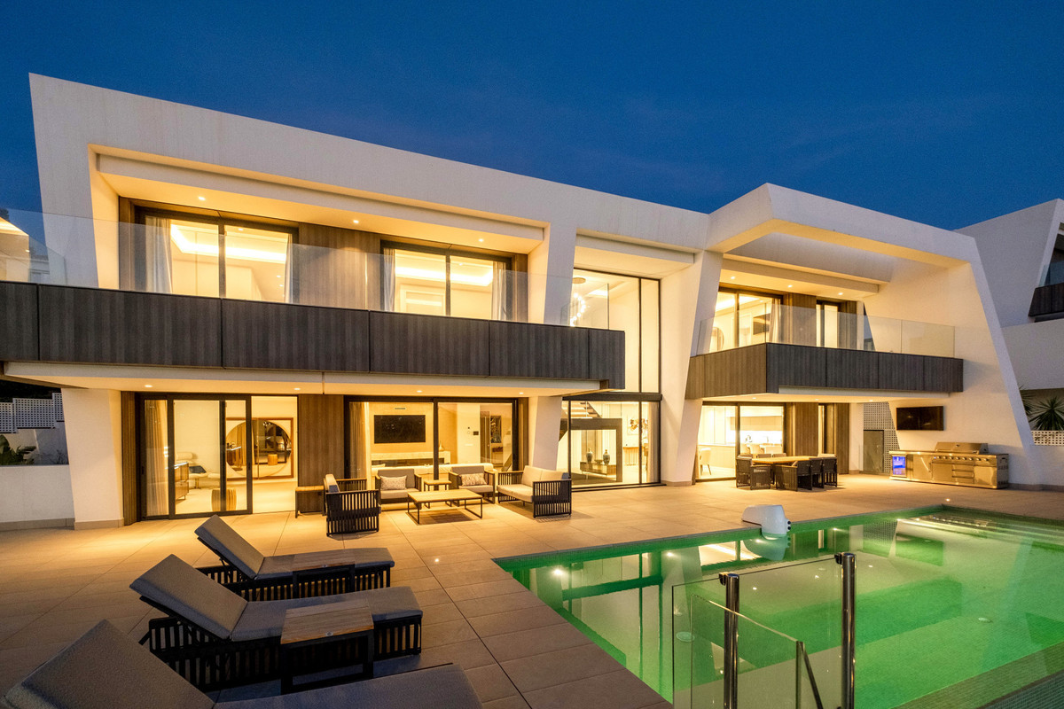 6 BEDROOM VILLA EL PARAISO, MÁLAGA