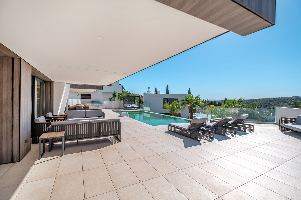 6 BEDROOM VILLA EL PARAISO, MÁLAGA