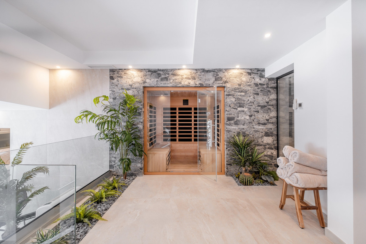 6 BEDROOM VILLA EL PARAISO, MÁLAGA