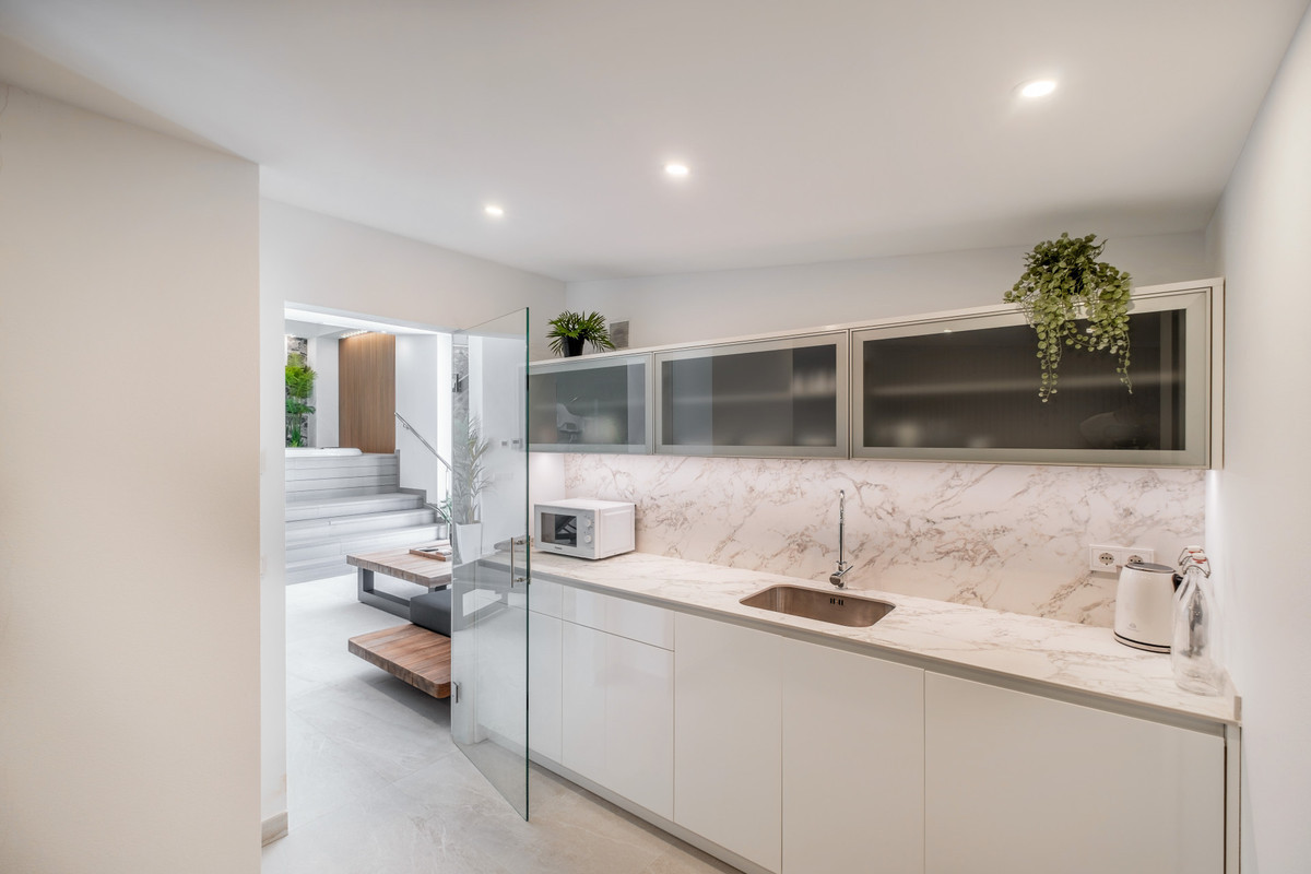 6 BEDROOM VILLA EL PARAISO, MÁLAGA