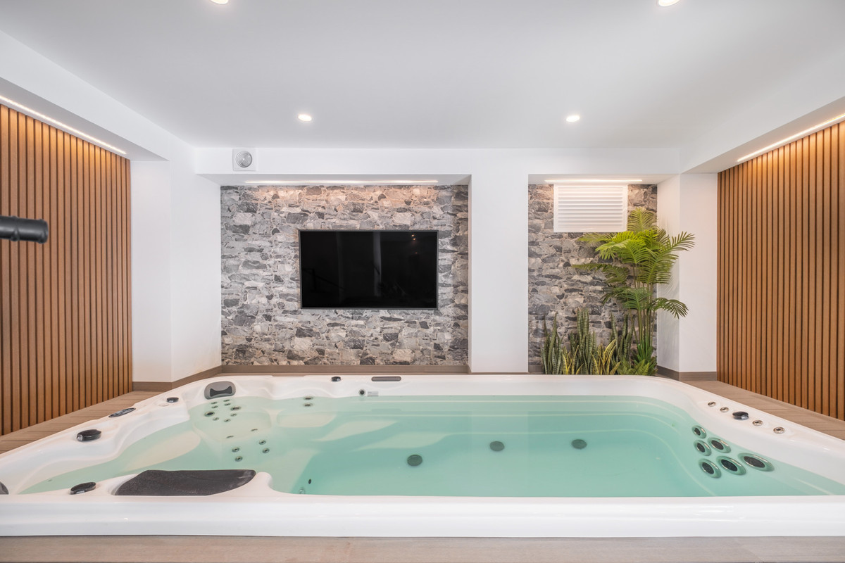 6 BEDROOM VILLA EL PARAISO, MÁLAGA