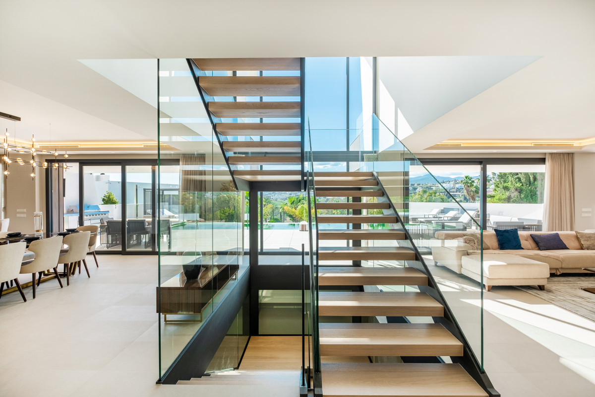 6 BEDROOM VILLA EL PARAISO, MÁLAGA