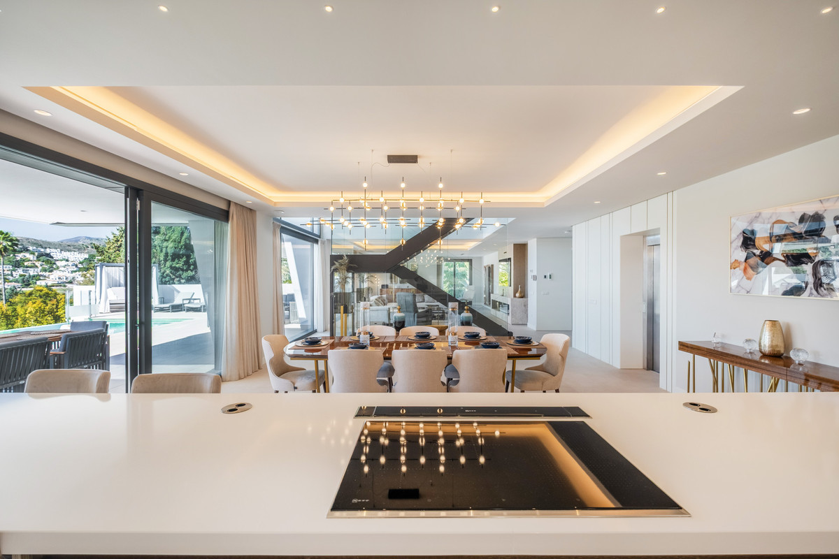 6 BEDROOM VILLA EL PARAISO, MÁLAGA