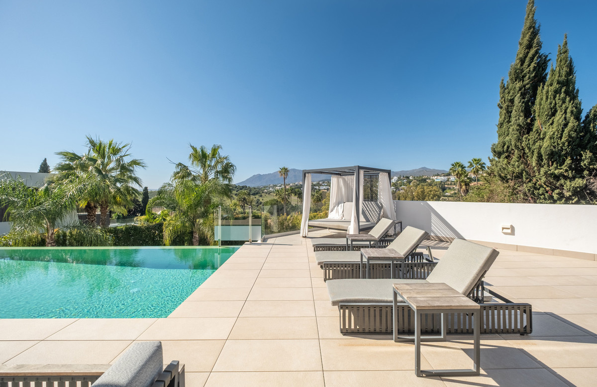 6 BEDROOM VILLA EL PARAISO, MÁLAGA