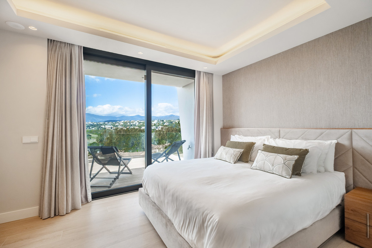 6 BEDROOM VILLA EL PARAISO, MÁLAGA