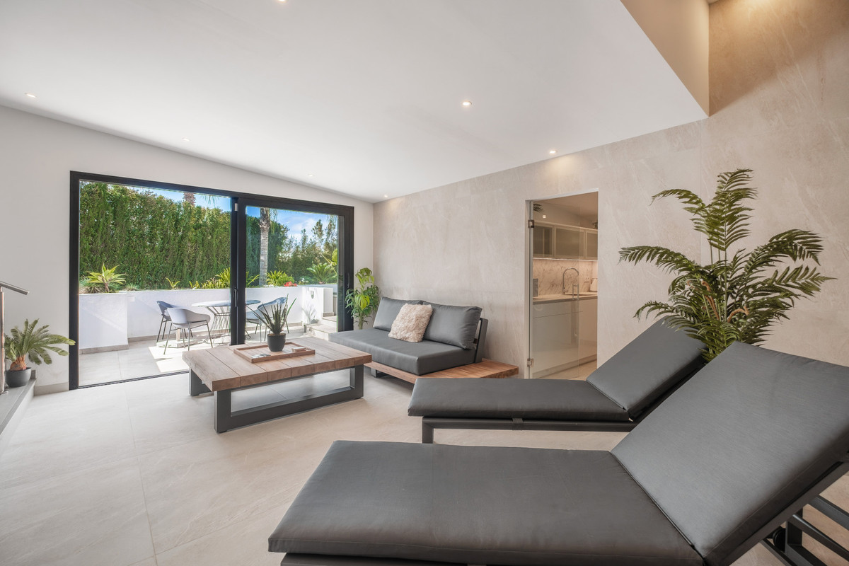6 BEDROOM VILLA EL PARAISO, MÁLAGA