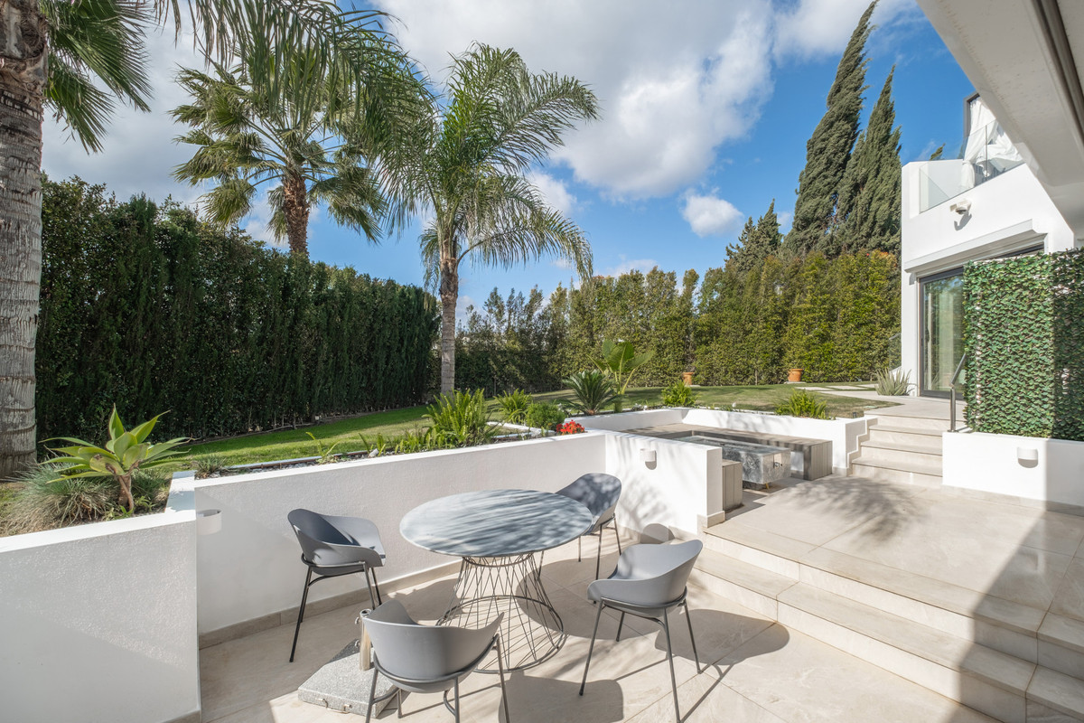 6 BEDROOM VILLA EL PARAISO, MÁLAGA