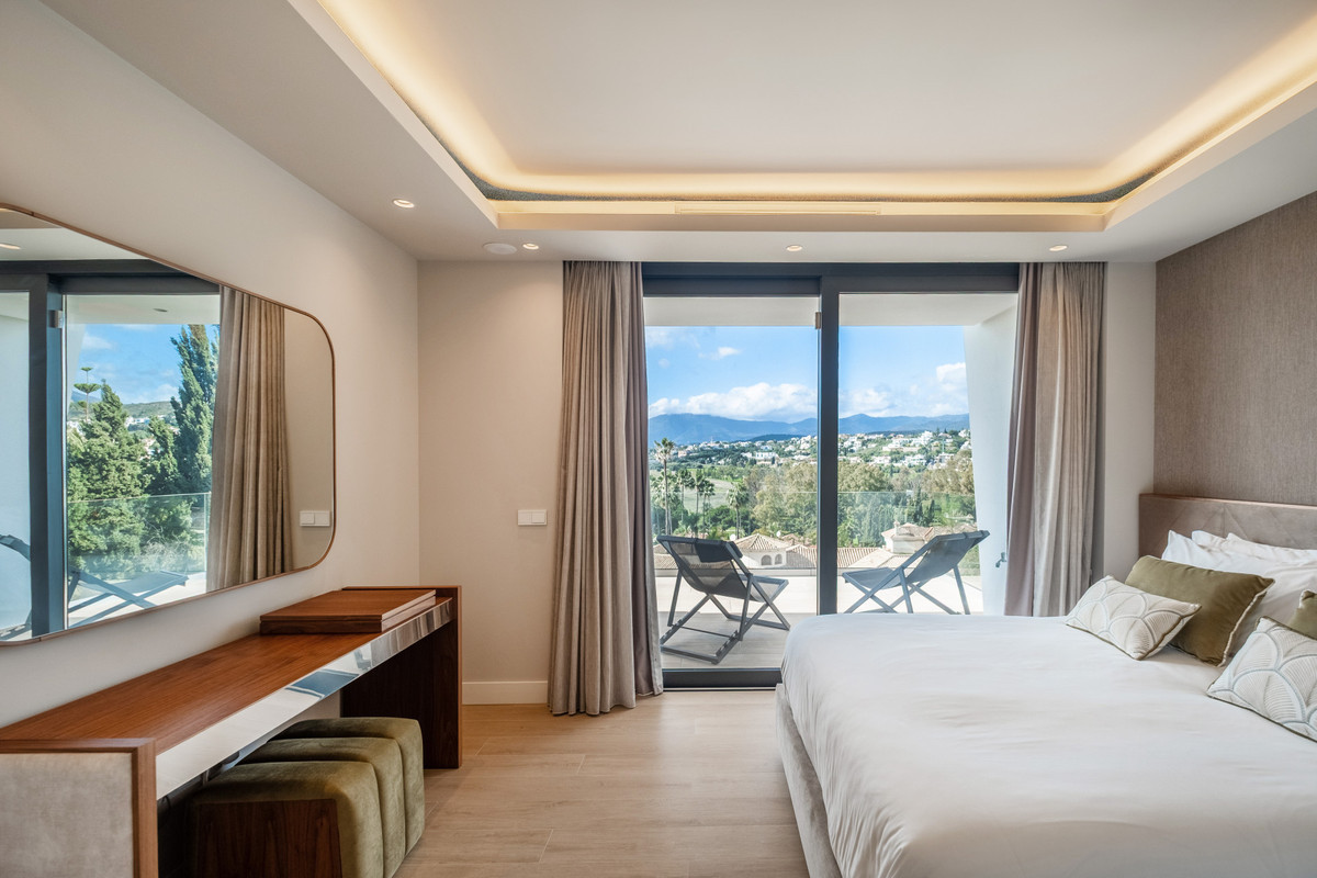 6 BEDROOM VILLA EL PARAISO, MÁLAGA