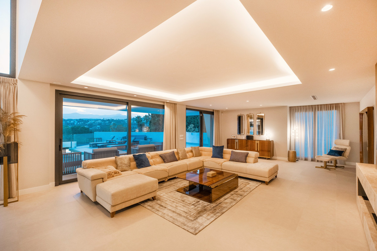 6 BEDROOM VILLA EL PARAISO, MÁLAGA