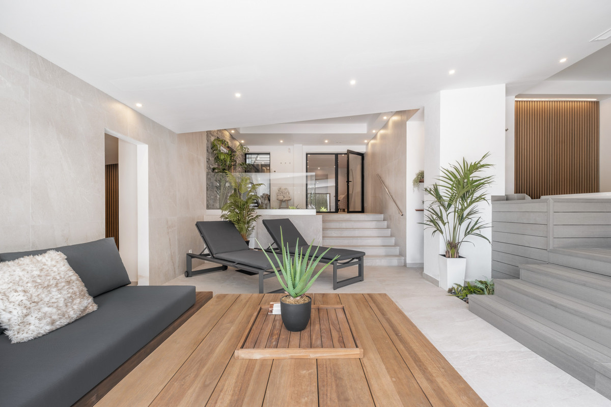 6 BEDROOM VILLA EL PARAISO, MÁLAGA