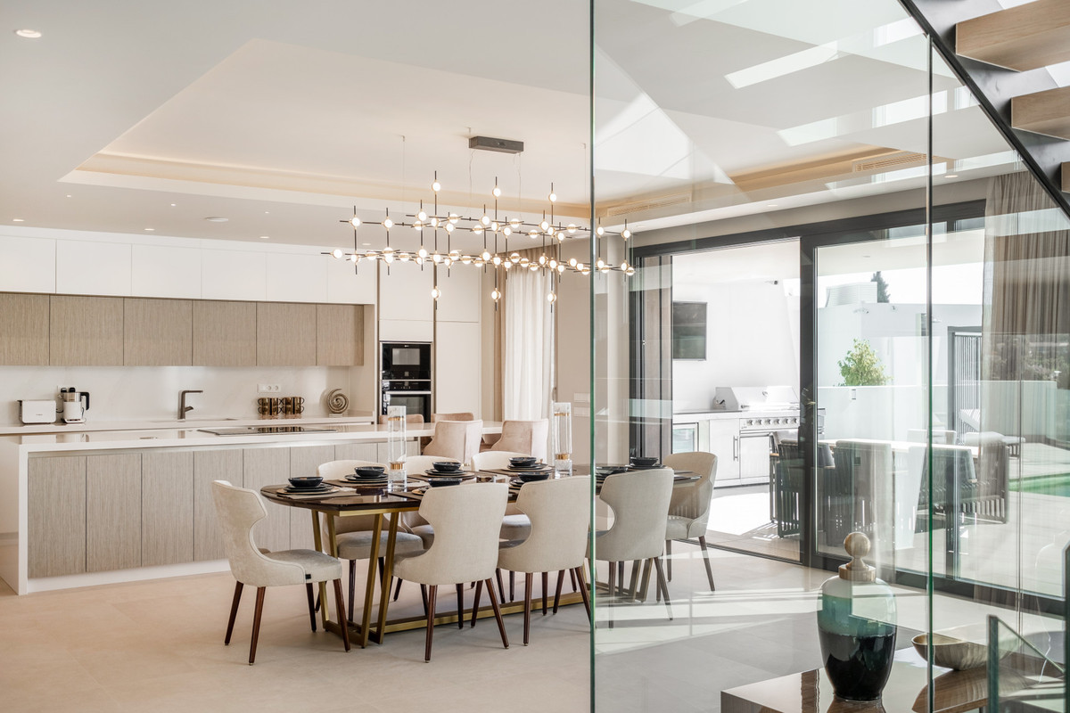 6 BEDROOM VILLA EL PARAISO, MÁLAGA
